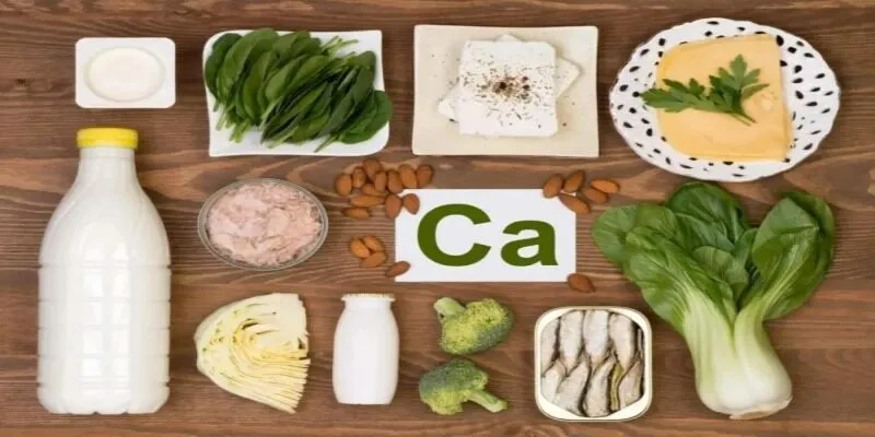 Salad cải xoăn trứng luộc là thực phẩm giàu canxi